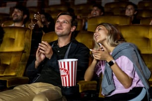 Gruppe von Publikum glücklich und lustig sehen Kino im Kino. Gruppenerholung und Unterhaltungskonzept.