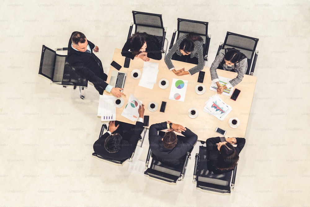 팀 리더는 회의 테이블에서 팀의 사람들을 격려합니다. 집행 관리자는 그룹 회의에서 사무원에게 명령을 내립니다. 비즈니스 팀워크 동기 부여 및 열망 개념.