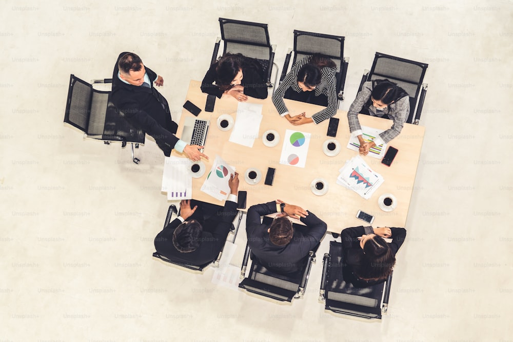 Il team leader incoraggia le persone in team al tavolo delle riunioni. Il direttore esecutivo dà il comando agli impiegati in conferenza di gruppo. Concetto di motivazione e aspirazione del lavoro di squadra aziendale.