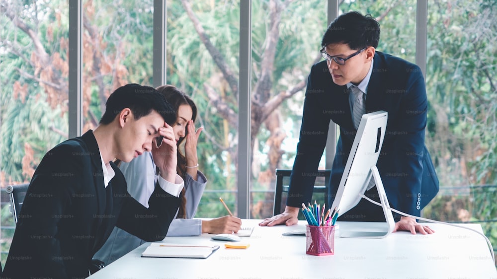 Pessoa de negócios irritada contesta problema de trabalho em reunião de grupo no escritório. Falência de empresas conceito de falência e perda.