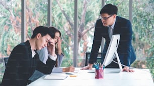 Problema de trabajo de disputa de persona de negocios enojada en reunión grupal en la oficina. Concepto de fracaso y pérdida de la quiebra del negocio.
