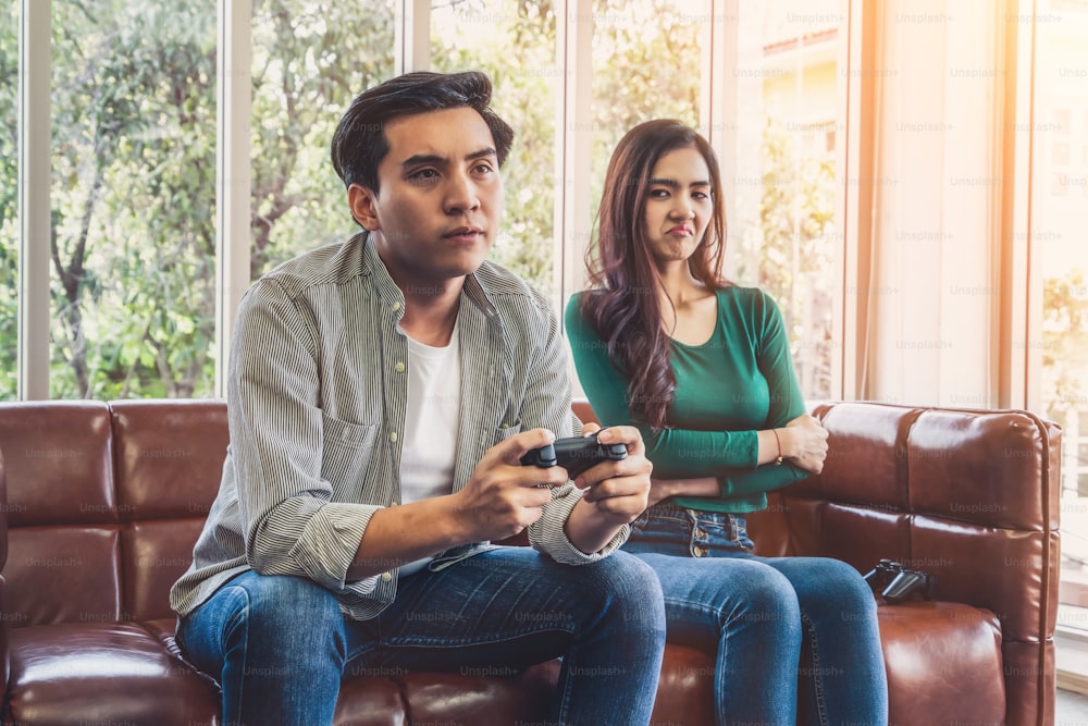 Un jeune couple asiatique souffre d’addiction aux jeux vidéo. Concept de problème familial.
