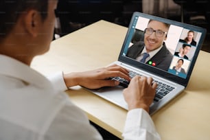 Videollamada de personas de negocios que se reúnen en un lugar de trabajo virtual u oficina remota. Teletrabajo en conferencia telefónica utilizando tecnología de video inteligente para comunicarse con colegas en negocios corporativos profesionales.