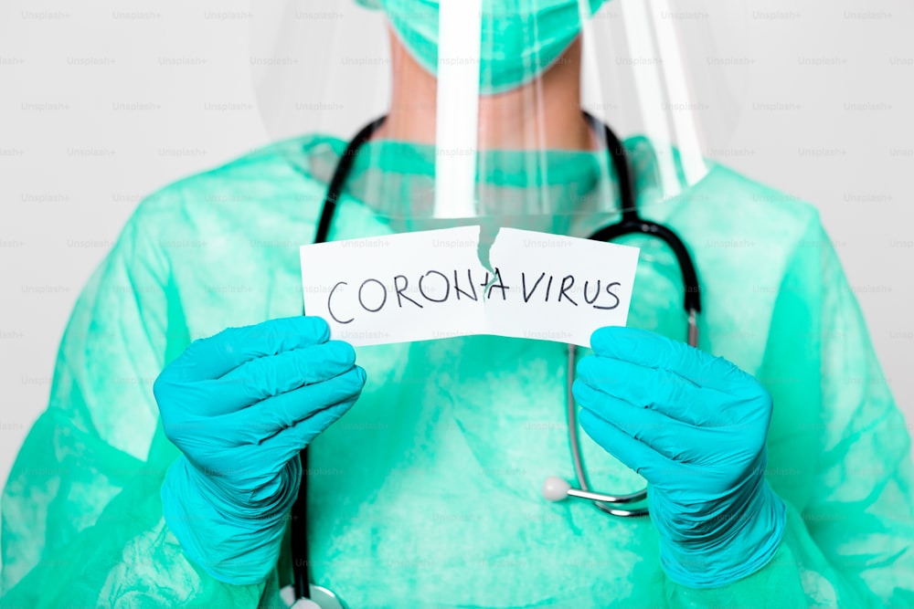Conceito de quarentena do coronavírus. Covid - 19. Novo coronavírus (2019-nCoV). Médico com estetoscópio Rasgue o papel com a palavra coronavírus.