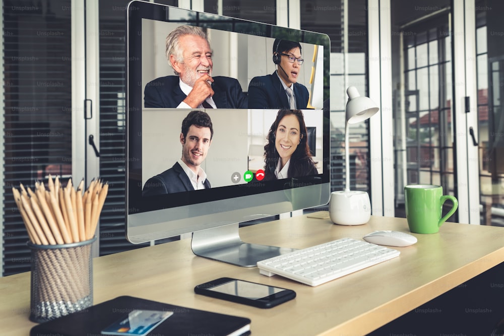 仮想ワークプレイスまたはリモートオフィスで会議を行うビジネスパーソンのビデオ通話。スマートビデオ技術を使用して、プロの企業ビジネスで同僚とコミュニケーションをとるテレワーク電話会議。