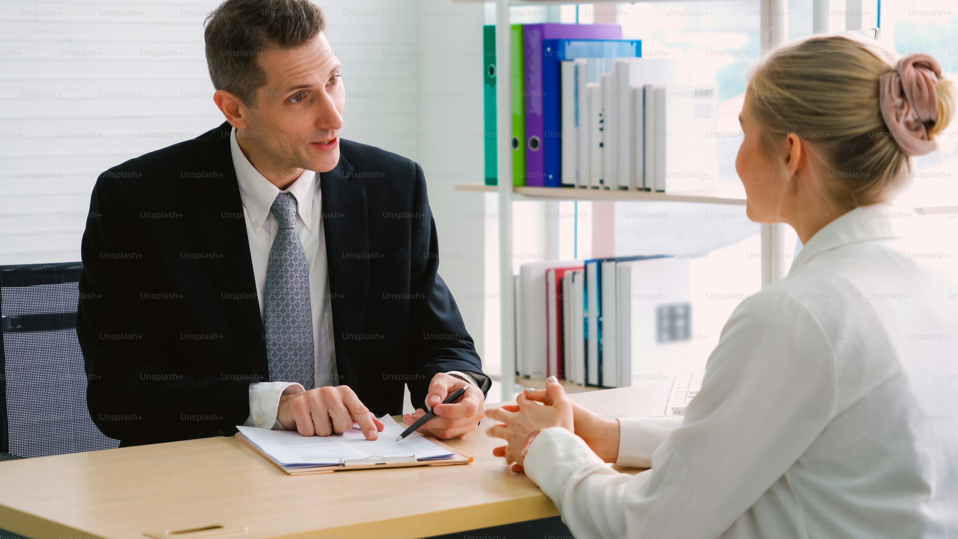 Arbeitssuchender im Vorstellungsgespräch mit Manager und Interviewer in der Unternehmenszentrale. Der junge Interviewpartner auf der Suche nach einer beruflichen Karriere. Personal- und Rekrutierungskonzept.