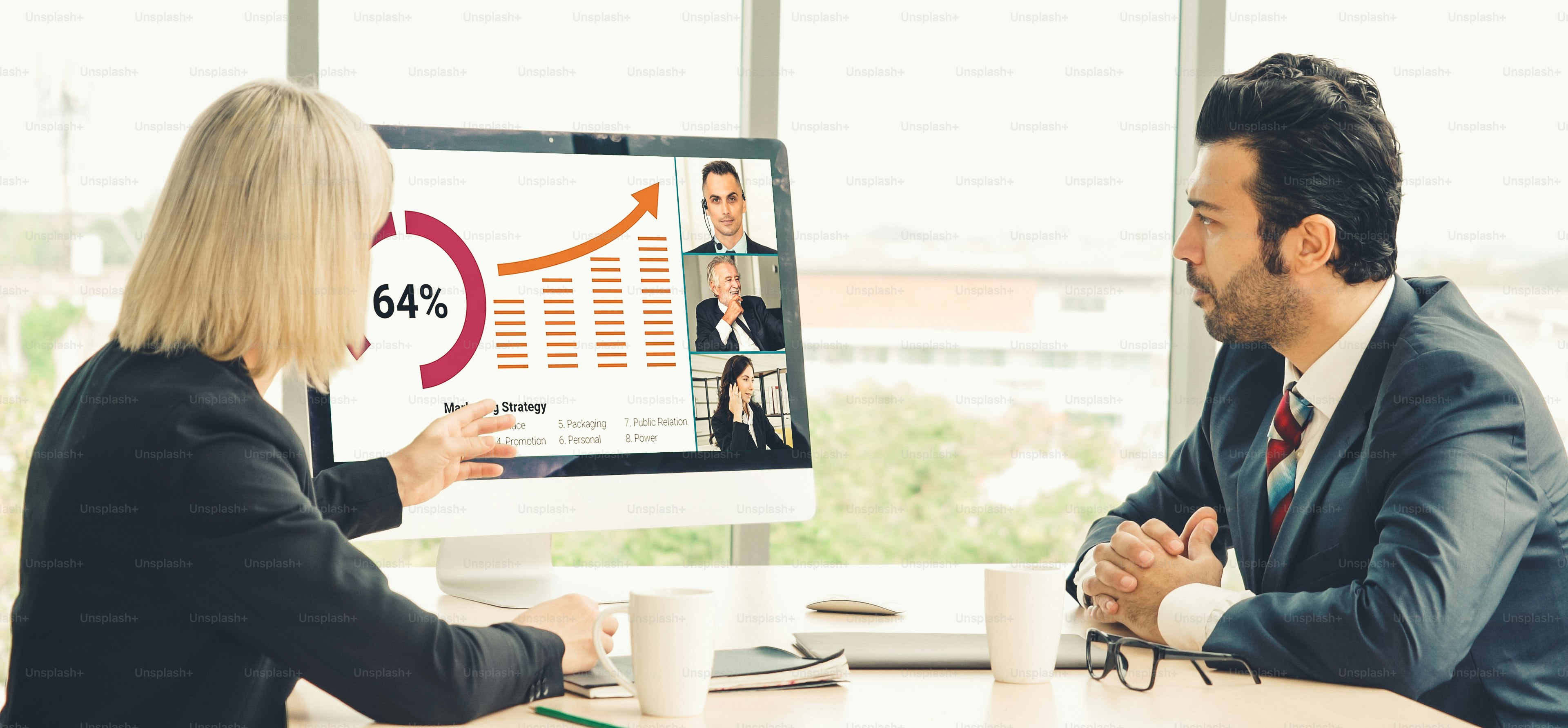 Grupos de chamadas de vídeo para pessoas de negócios reunidas no local de trabalho virtual ou no escritório remoto. Teleconferência usando tecnologia de vídeo inteligente para comunicar colegas em negócios corporativos profissionais.