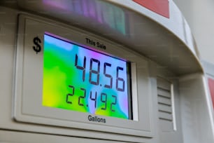 ガソリンポンプの燃料費が上昇し、デジタル表示でドルをカウンター