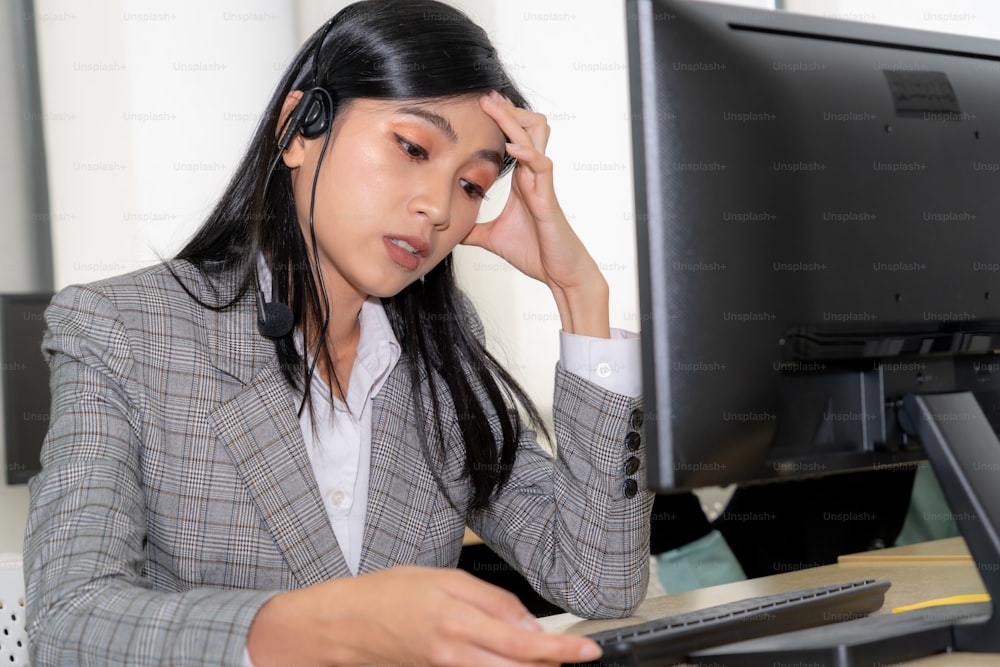 Geschäftsleute, die ein Headset tragen, fühlen sich unglücklich, wenn sie im Büro arbeiten. Scheitern negative Traurigkeit Emotion Konzept von Call Center, Telemarketing und Kundenbetreuung Krise in der Finanzwirtschaft nach unten fallen.