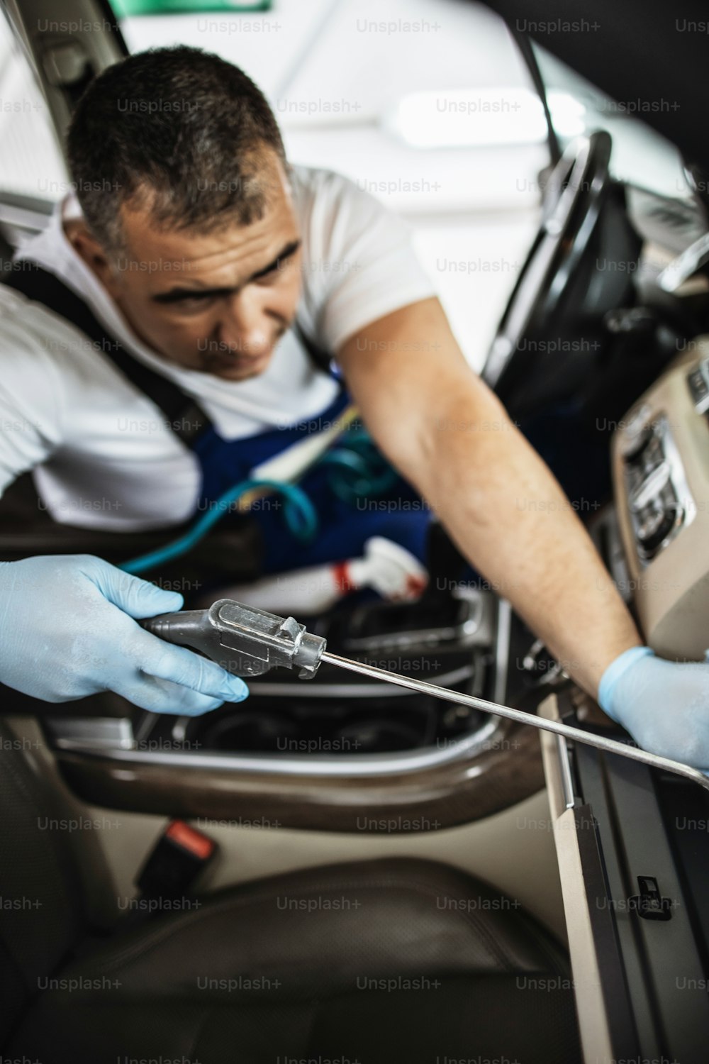 Trabalhador de serviço de lavagem de carros limpeza úmida caro e luxuoso interior do veículo e assentos