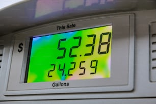 주유소에서 작동하는 가스 펌프 계량기의 가스 가격을 보여주는 디스플레이의 휘발유 가격 카운터