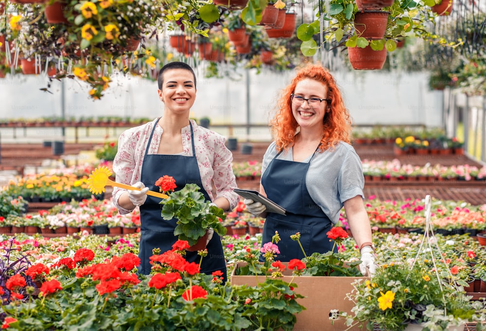 Retrato de dos floristas en un invernadero.