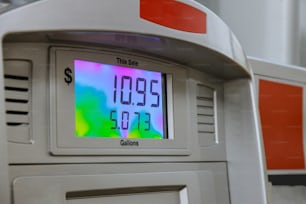 Gas con primo piano del prezzo moderna stazione di rifornimento che mostra il contatore con il prezzo del carburante.
