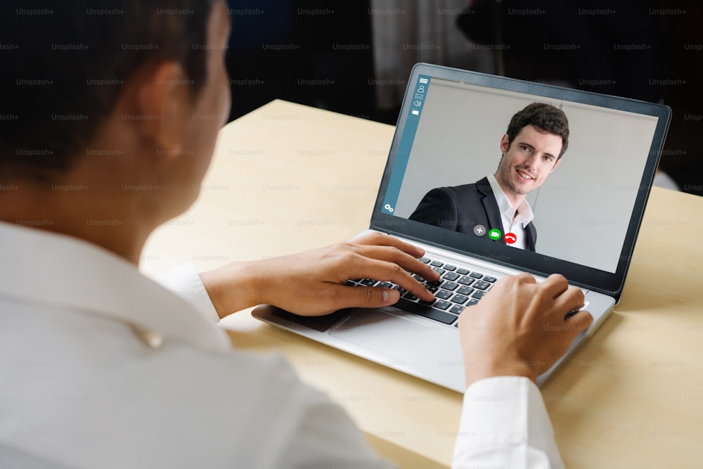仮想ワークプレイスまたはリモートオフィスで会議を行うビジネスパーソンのビデオ通話。スマートビデオ技術を使用して、プロの企業ビジネスで同僚とコミュニケーションをとるテレワーク電話会議。