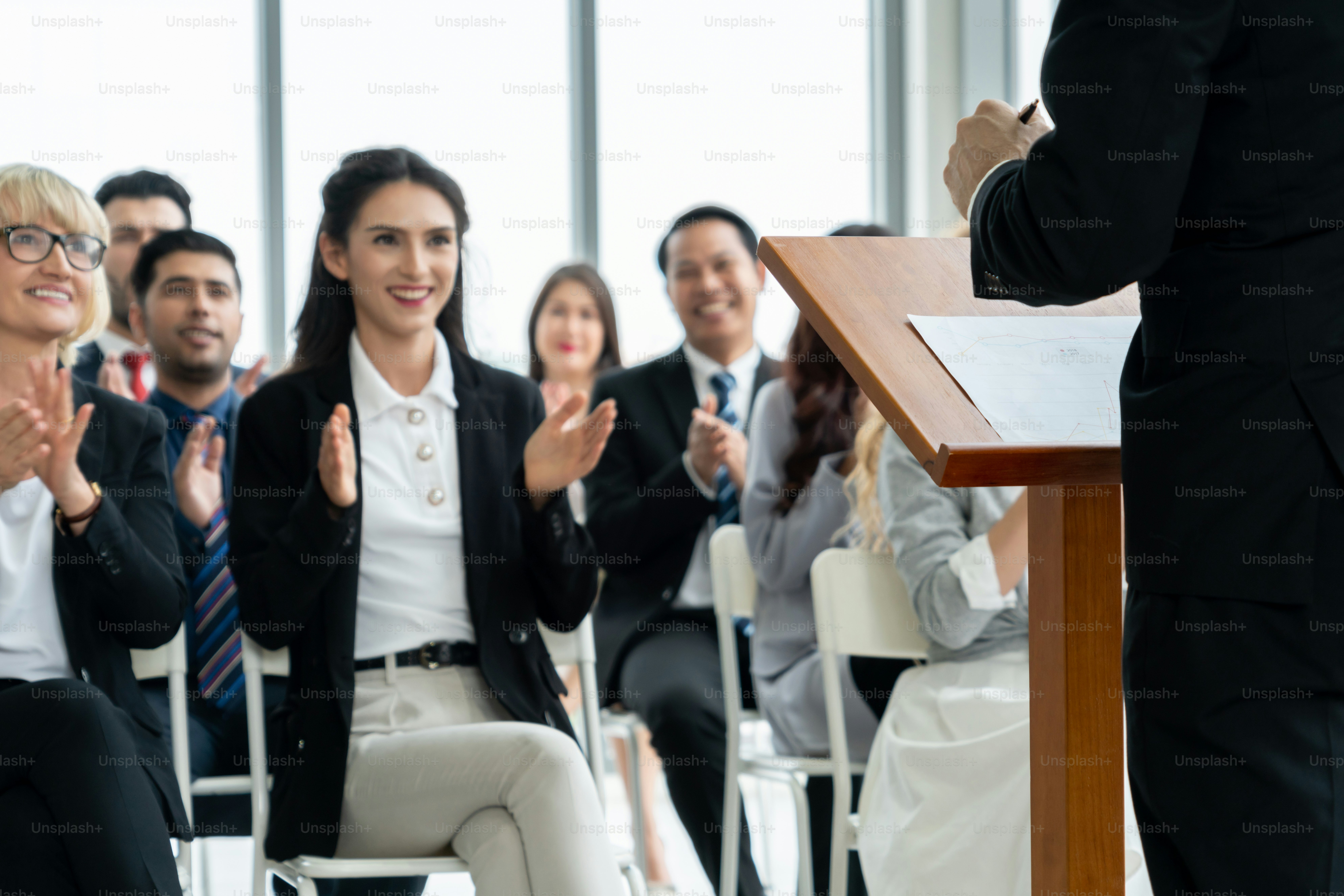 Gruppo di uomini d'affari che si incontrano in una conferenza seminario. Il pubblico ascolta l'istruttore nella sessione di formazione per l'istruzione dei dipendenti. Forum di vertice della comunità degli impiegati con relatore esperto.