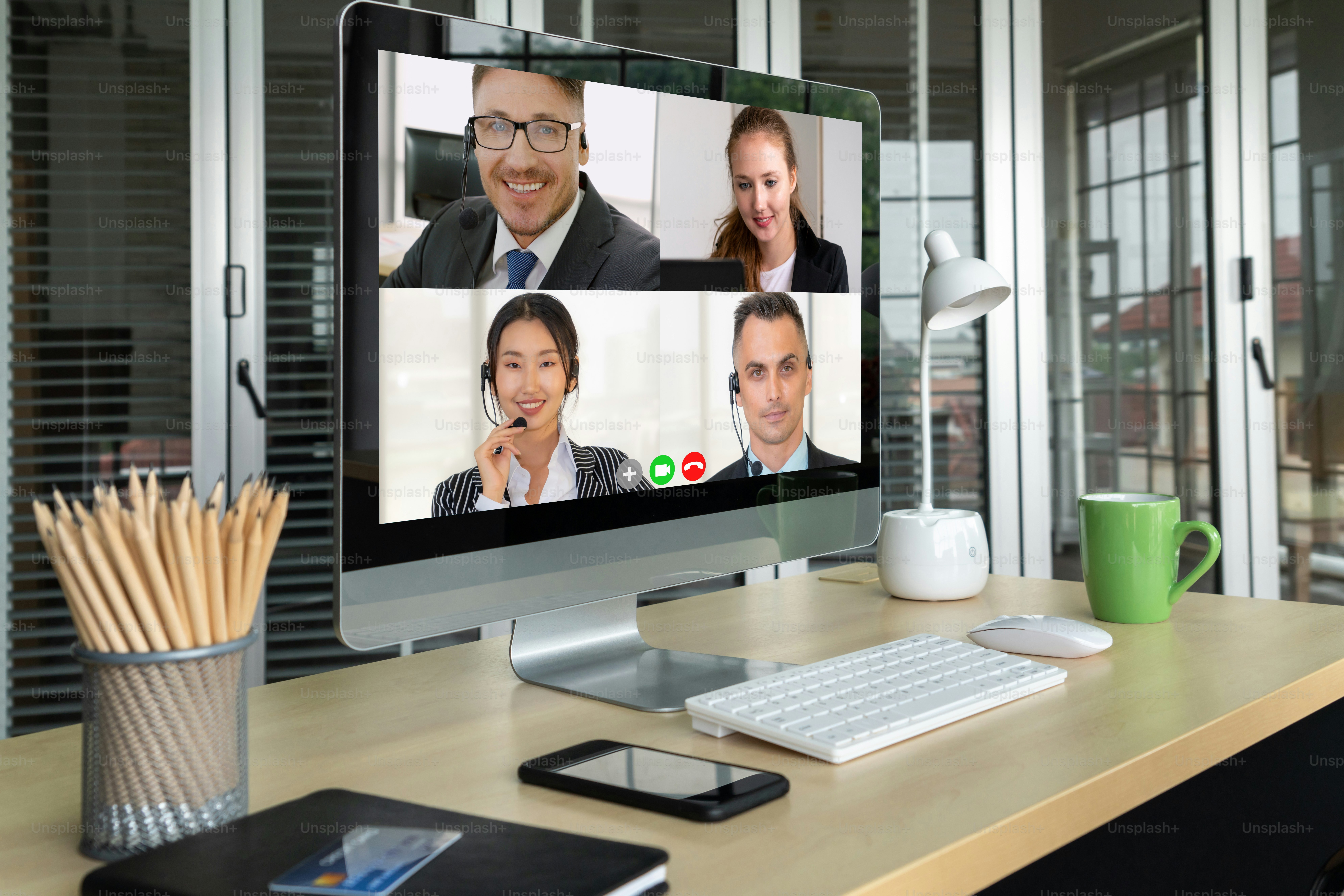 Panggilan video pebisnis bertemu di tempat kerja virtual atau kantor jarak jauh. Panggilan konferensi telework menggunakan teknologi video pintar untuk mengkomunikasikan rekan kerja dalam bisnis perusahaan profesional.