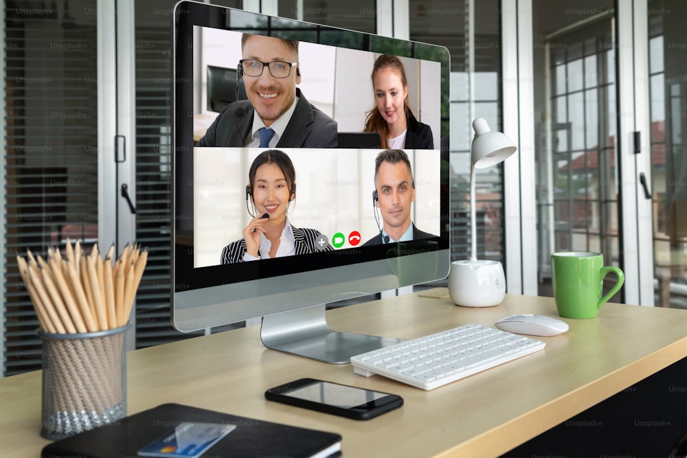 Videochiama gli uomini d'affari che si incontrano sul posto di lavoro virtuale o in un ufficio remoto. Telelavoro in telelavoro che utilizza la tecnologia video intelligente per comunicare con i colleghi nelle attività aziendali professionali.
