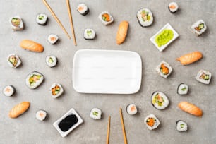 Japanisches Sushi auf Steinhintergrund. Draufsicht
