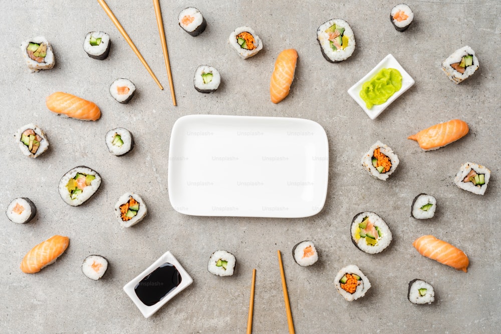 Sushi giapponese su sfondo di pietra. Vista dall'alto