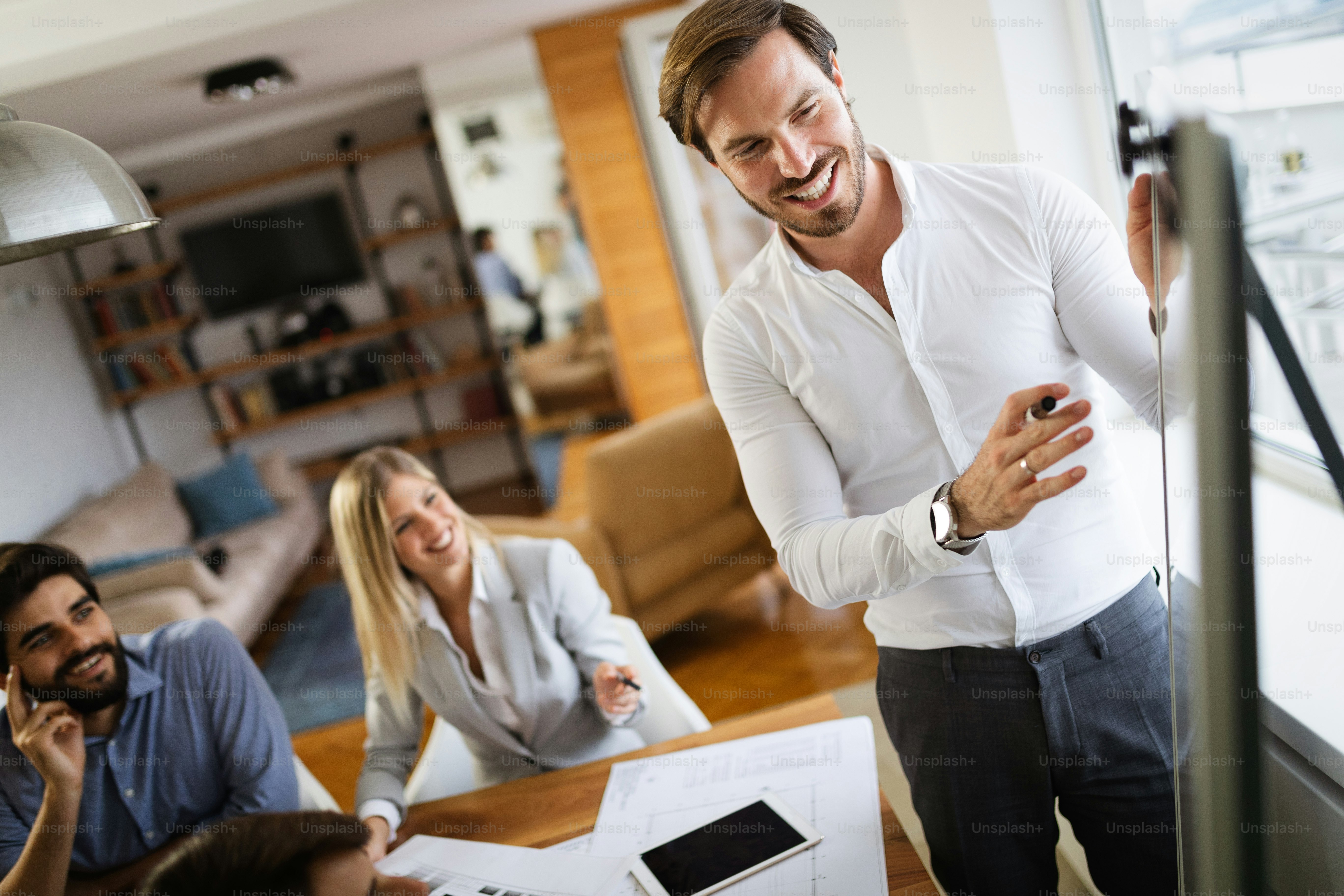 Presentasi dalam seminar konsultasi tentang strategi bisnis dan brainstorming di kantor