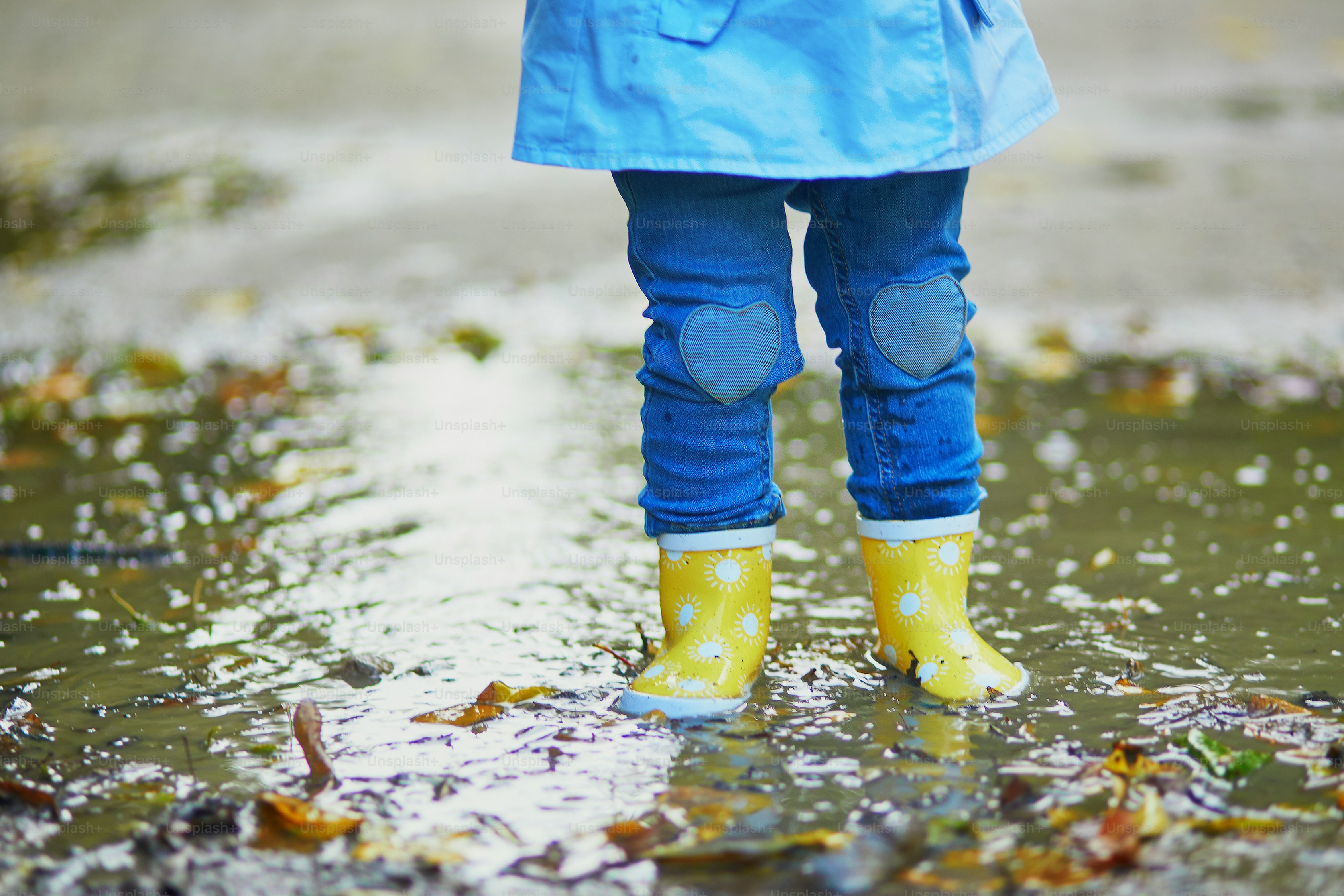 Criança vestindo botas de chuva amarelas e pulando em poça em um dia de  outono. Menina se divertindo com água e lama no parque em um dia chuvoso.  Atividades ao ar livre, image size:3000x2001