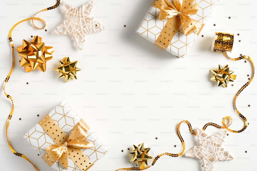 Estandarte de Navidad. Diseño navideño de fondo de cajas de regalo de lujo, decoraciones brillantes, estrellas y confeti dorado brillante. Objetos de decoración planos, vista superior