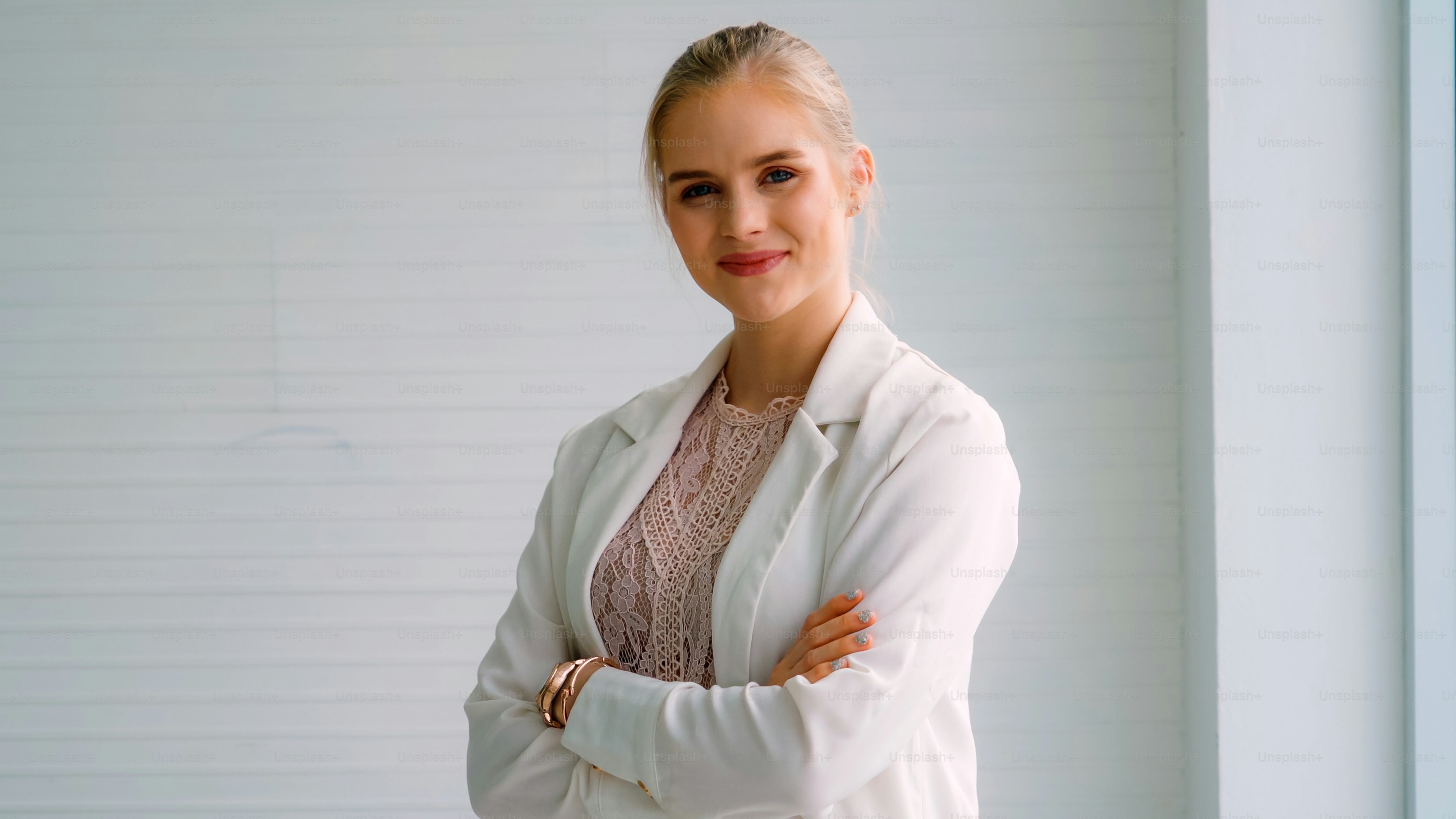 オフィスで魅力的な若い女性のプロフィールの肖像画。フォーマルなスーツを着た自信のあるビジネスパーソンで、企業ビジネスで働いています。
