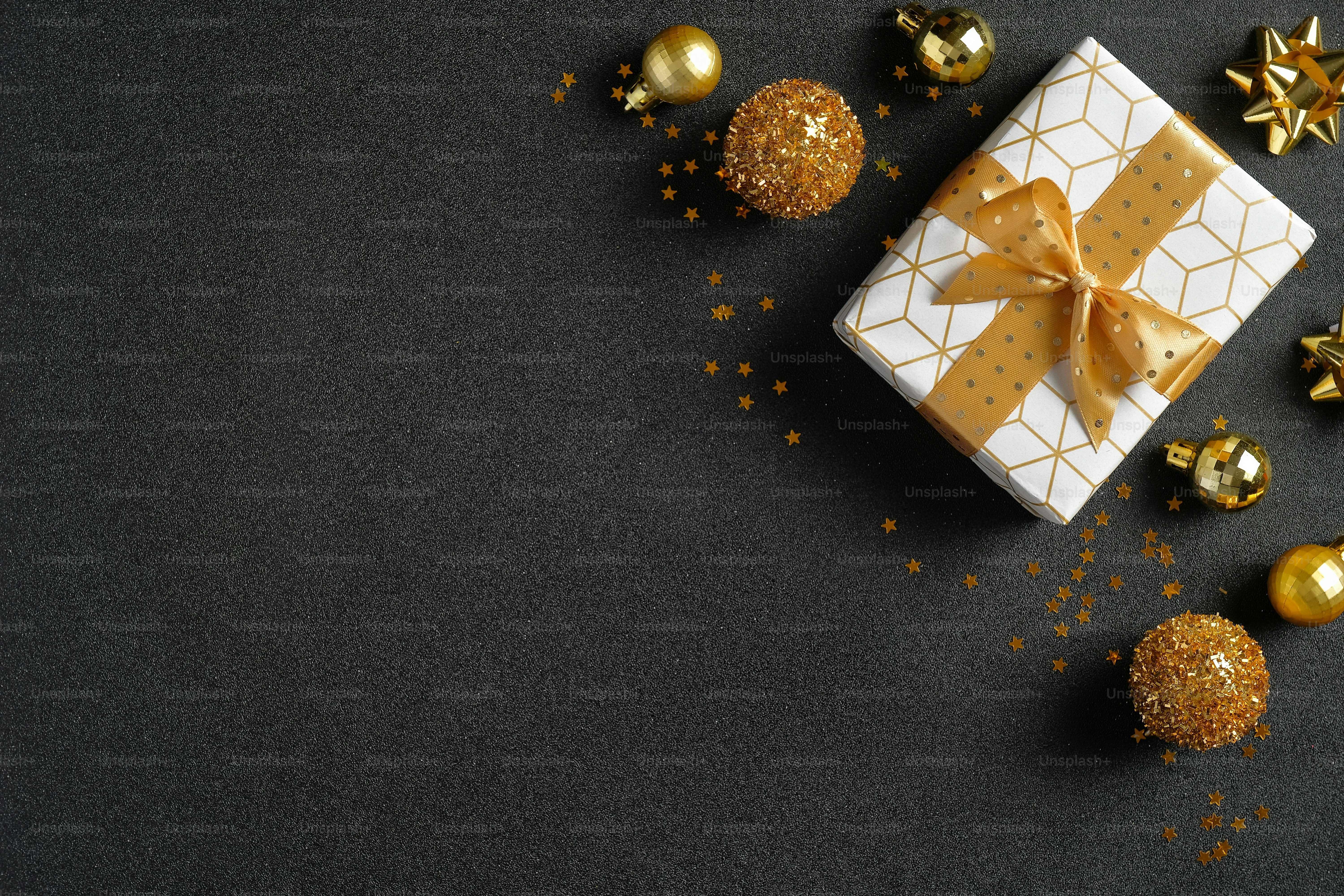 Dark Christmas background with luxury gift box, golden balls and ...
