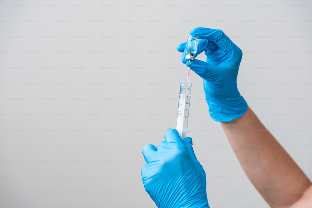Vial de la vacuna del virus de la corona COVID-19 y jeringa de inyección en el concepto de manos científicas.