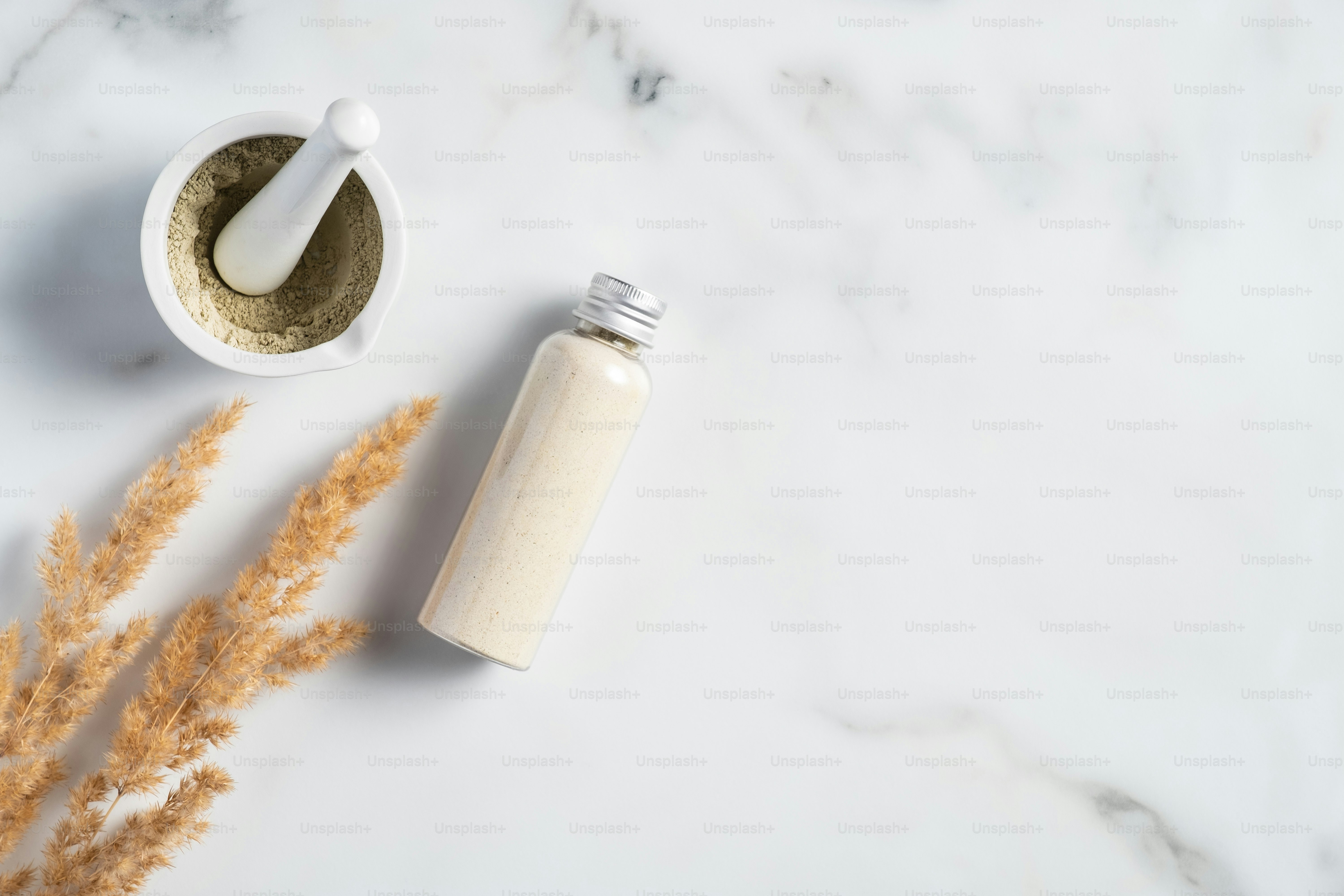 Enveloppements et masques ayurvédiques pour le visage et le corps. Ubtan cosmétique, produit de beauté fait maison à base de farine de gramme, besan