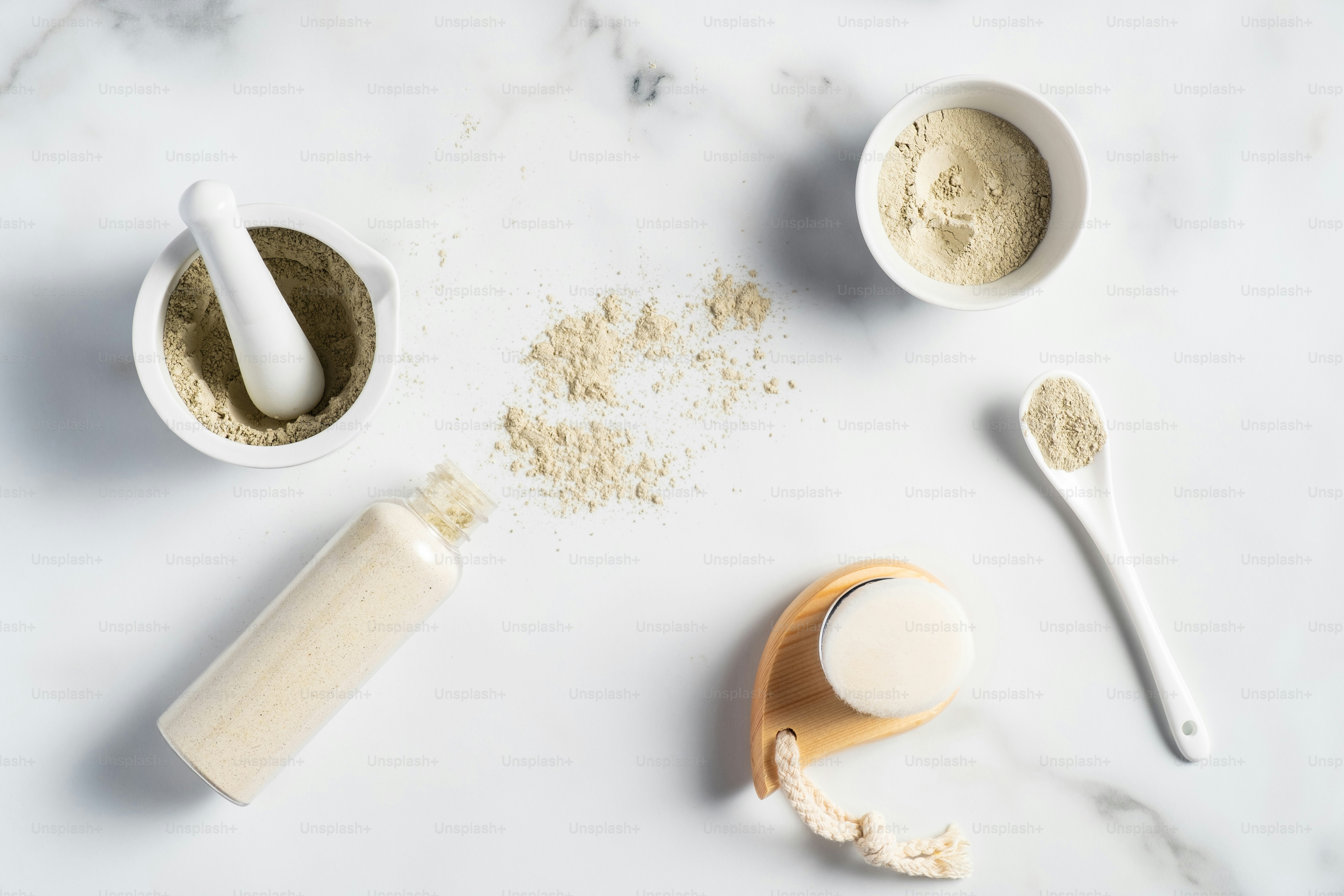 Enveloppement/masque ayurvédique à base de farine de pois chiches/besan, haldi ubtan dans des bols, brosse nettoyante, gommage. Concept de soins de la peau du visage.