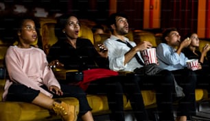 영화관에서 공포 영화를 보는 충격을받은 관객