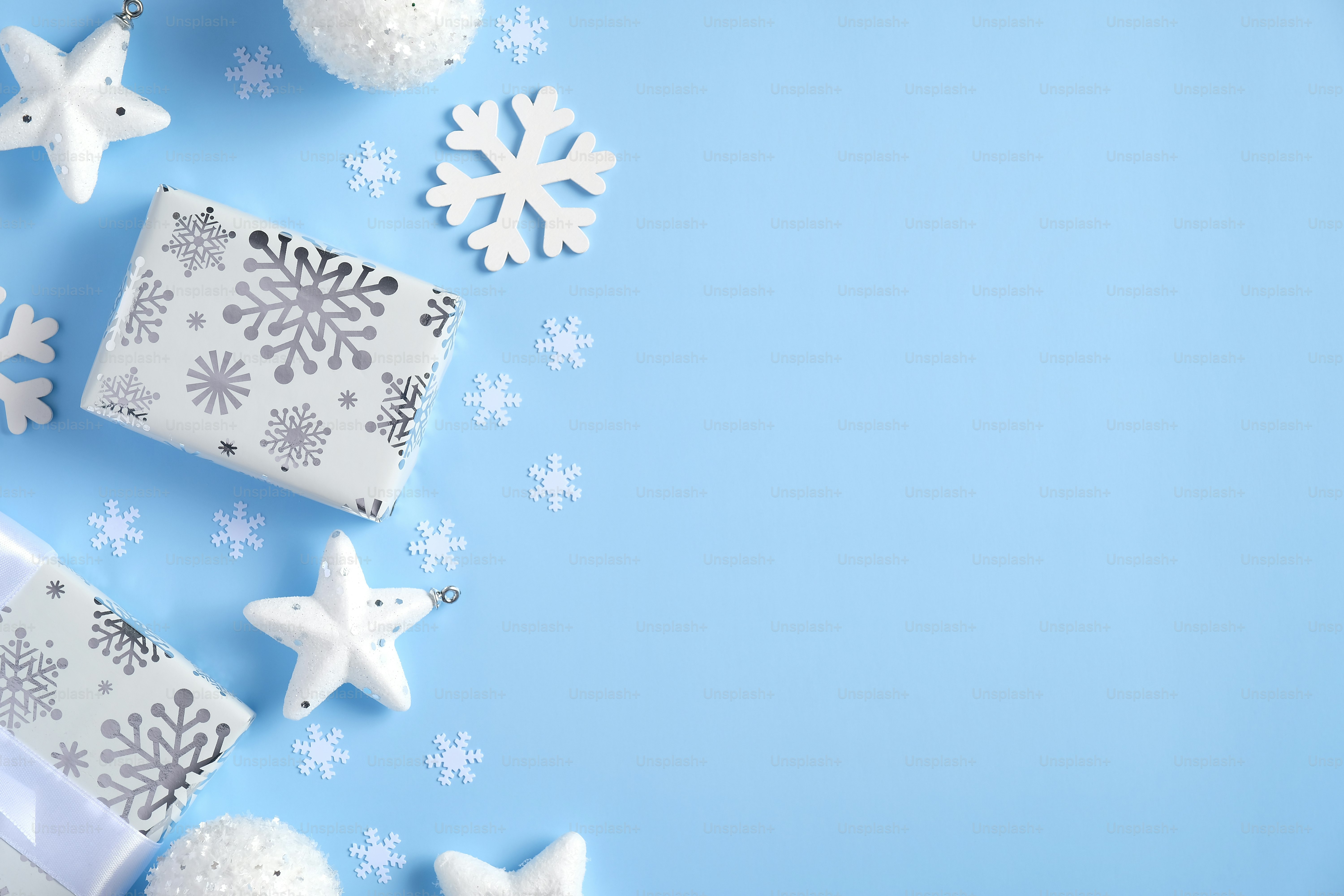 Weiße Weihnachtskugeln auf Blau - Foto auf Unsplash+