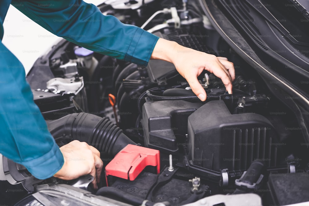 オートガレージで車の修理とメンテナンスサービスを提供するプロの整備士の手。カーサービス事業のコンセプト。
