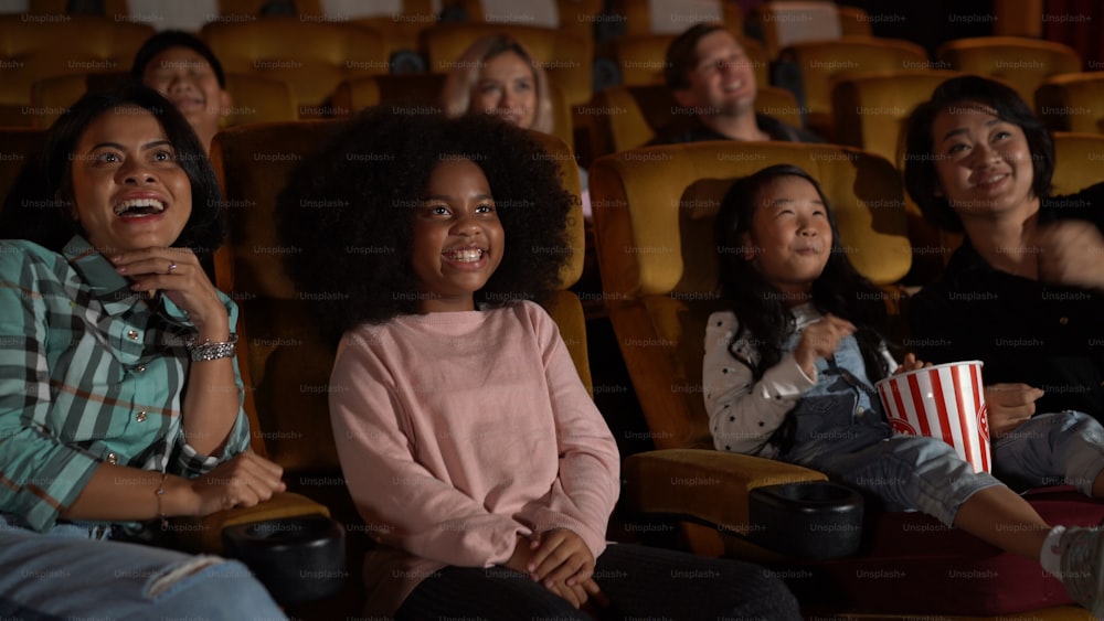 Público de pessoas assistindo filme no cinema cinema. Atividade de recreação em grupo e conceito de entretenimento.