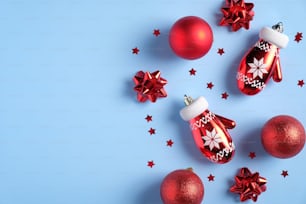 크리스마스 플랫 누워 구성과 빨간 장식, 공, 산타 장갑, 색종이 별. 크리스마스와 새해 휴가 배경입니다. 크리스마스 인사말 카드 모형입니다.