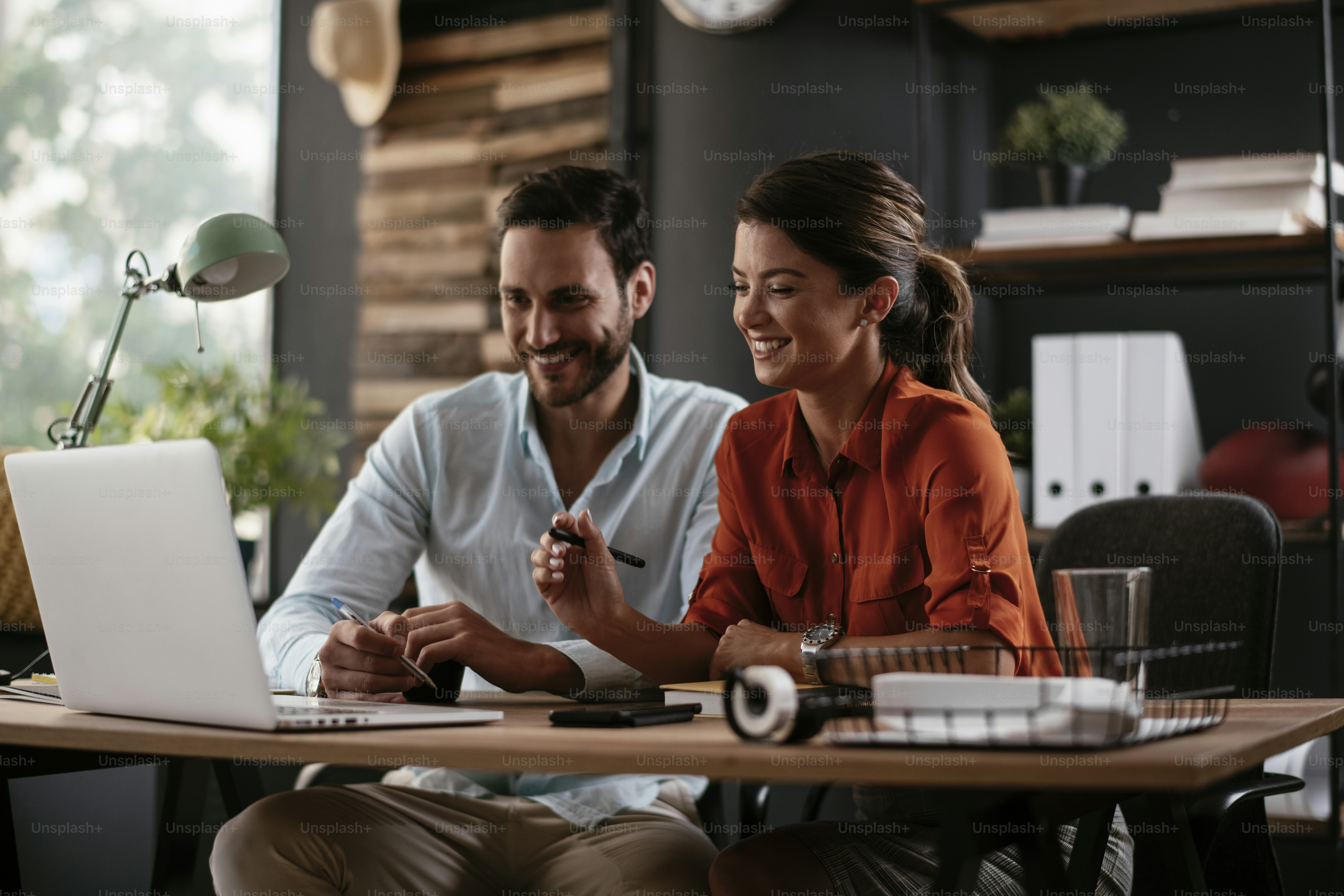 Homme d’affaires et femme d’affaires au pouvoir. Femme d’affaires et ...