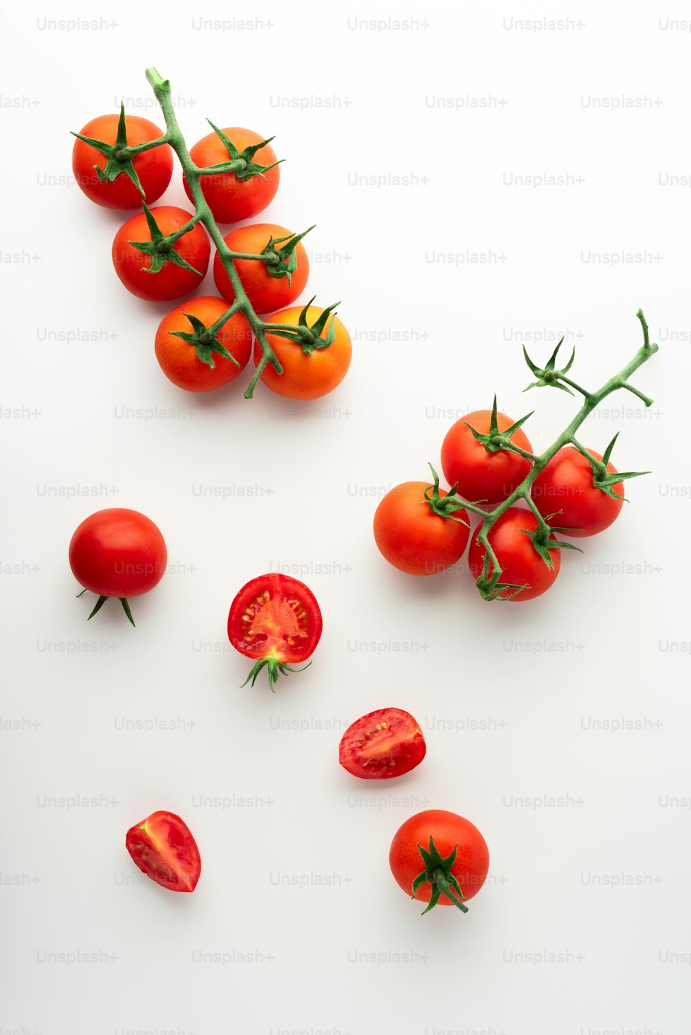 Tomates cerises mûres sur fond blanc. Pose à plat. Concept culinaire d’été.