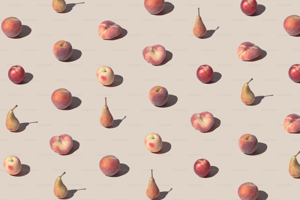 パステルベージュの背景に新鮮な桃と梨で作られたクレイトパターン。ミニマルな夏のフルーツレイアウト。