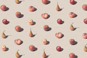 Crative Muster aus frischen Pfirsichen und Birnen vor pastellbeigem Hintergrund. Minimales Sommerobst-Layout.