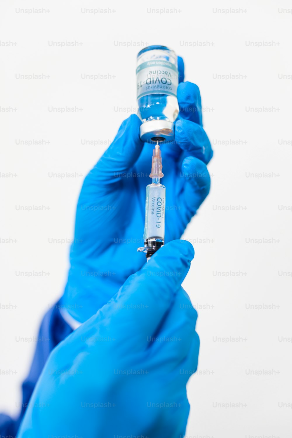 Medico o infermiere che indossa una tuta DPI in ospedale con un vaccino iniettato per COVID-19 o Corona Virus. Corona virus, Covid-19, epidemia di virus o concetto di mascherina medica