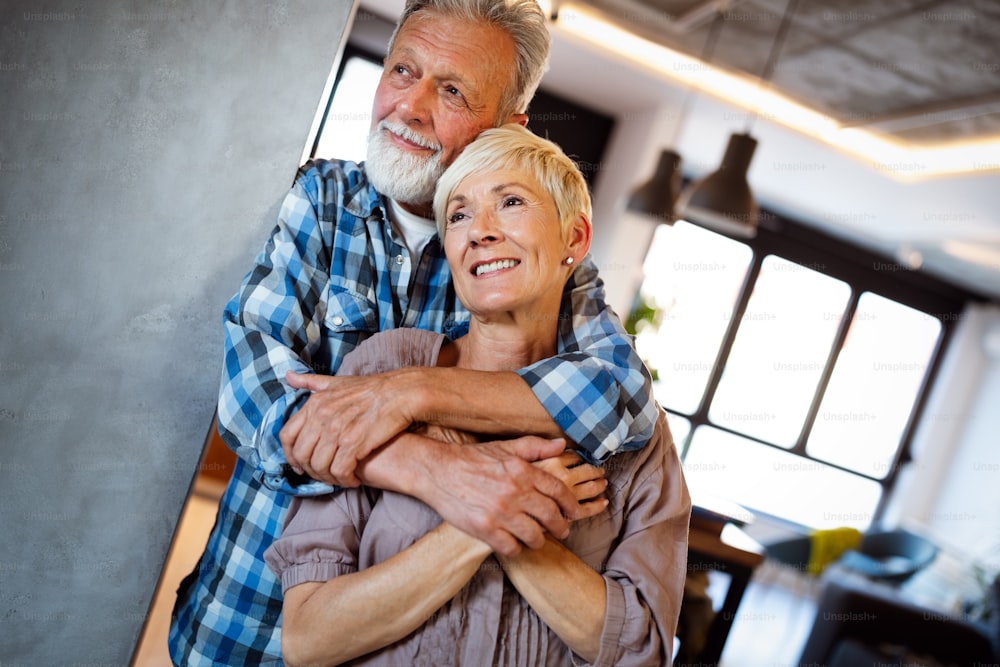 Couple de personnes âgées heureux et joyeux profitant de la vie et passant du temps ensemble