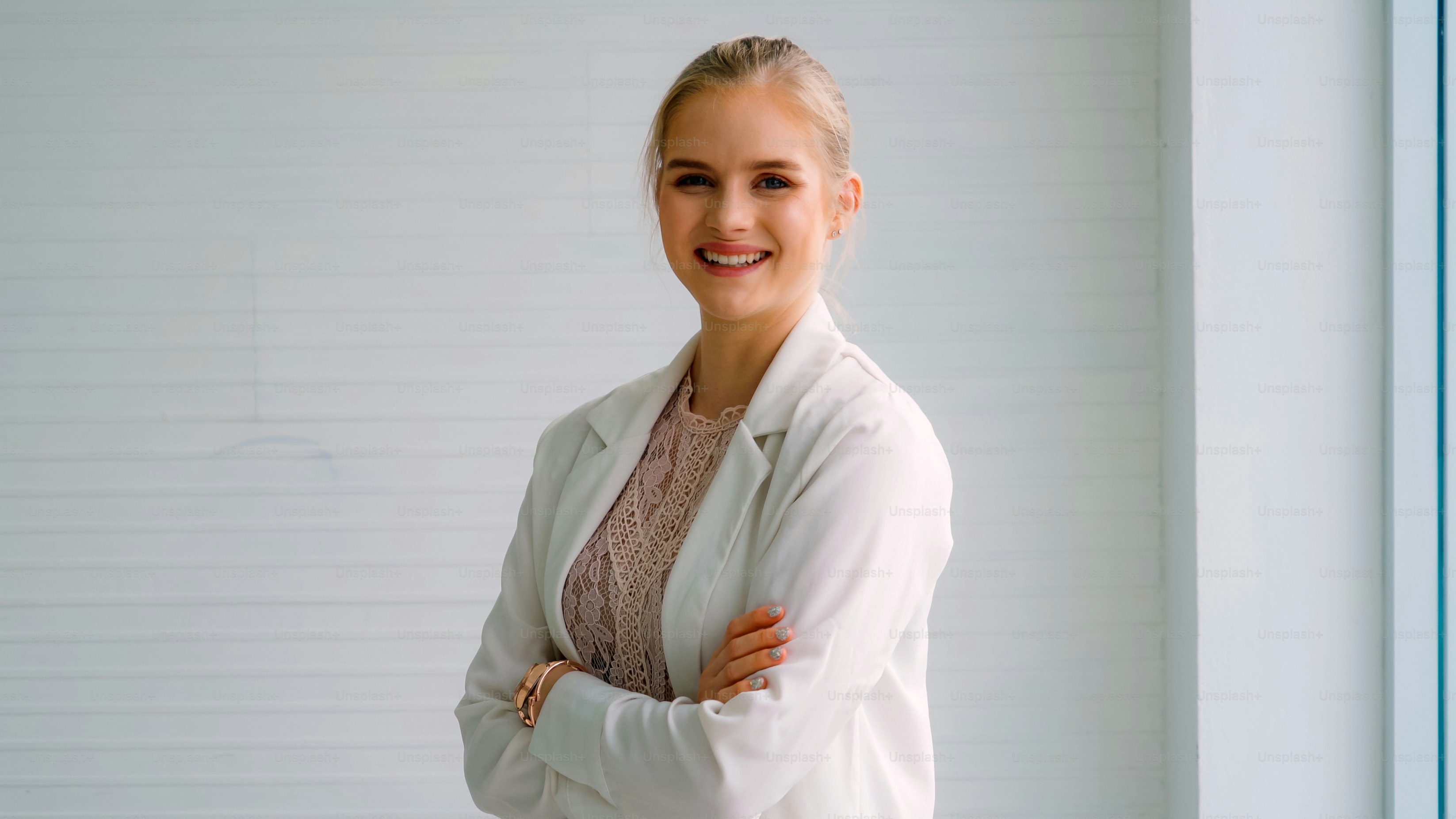 オフィスで魅力的な若い女性のプロフィールの肖像画。フォーマルなスーツを着た自信のあるビジネスパーソンで、企業ビジネスで働いています。