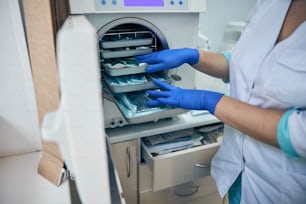Desinfecção e tratamento estéril de instrumentos médicos no consultório odontológico