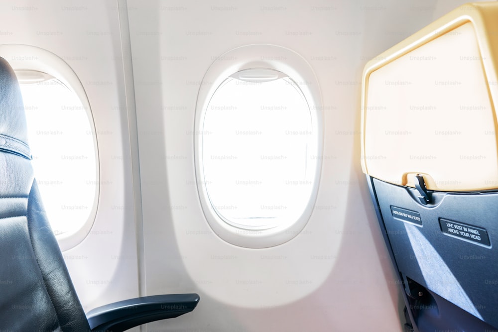 Interior limpio y sencillo de un avión de bajo coste