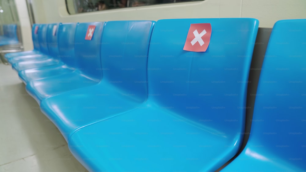 Sitz in der öffentlichen U-Bahn mit sozialen Distanzierungsschildern, um einen Sitzabstand einzuhalten, um die Ausbreitung von COVID-19 oder Coronavirus zu schützen.