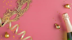 Maskerade goldene Maske, Champagnerflasche, Konfetti, Kugeldekorationen auf rosa Hintergrund mit Kopierraum. Flache Lage, Draufsicht. Weihnachtsfeier-Konzept.