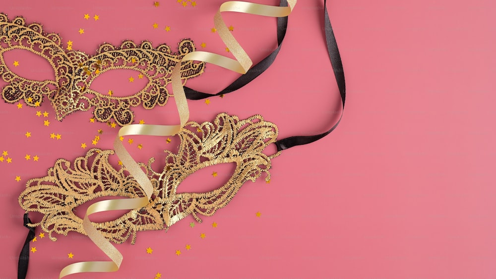 Mascarade, masques dorés et confettis sur fond rose. Maquette de carte d’invitation de fête
