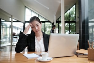 Stress fühlende Geschäftsfrau berührt Massage steifen Kopf, um Schmerzen zu lindern.