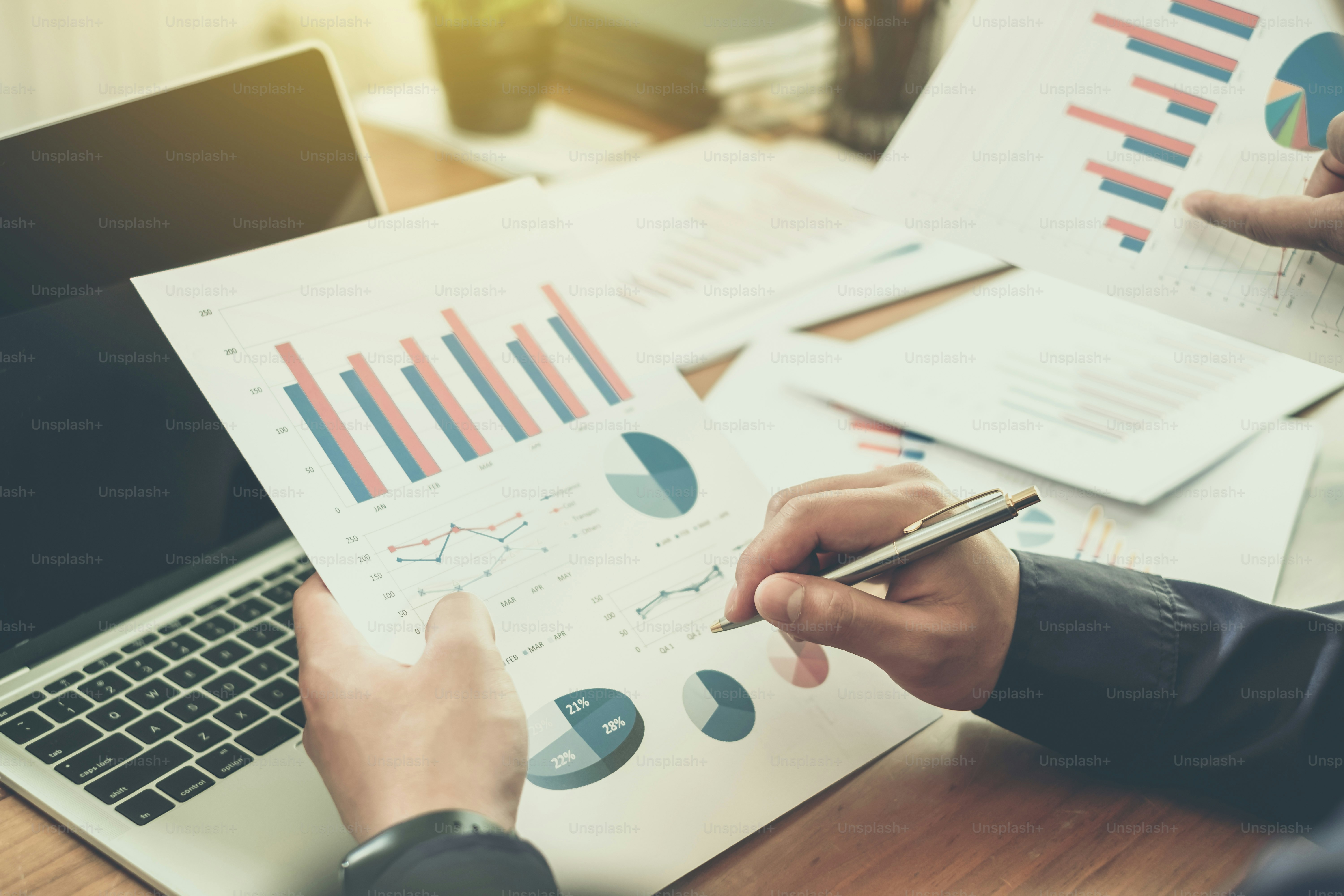 La mano de la gente de negocios señala el documento de negocios durante la discusión en la reunión.